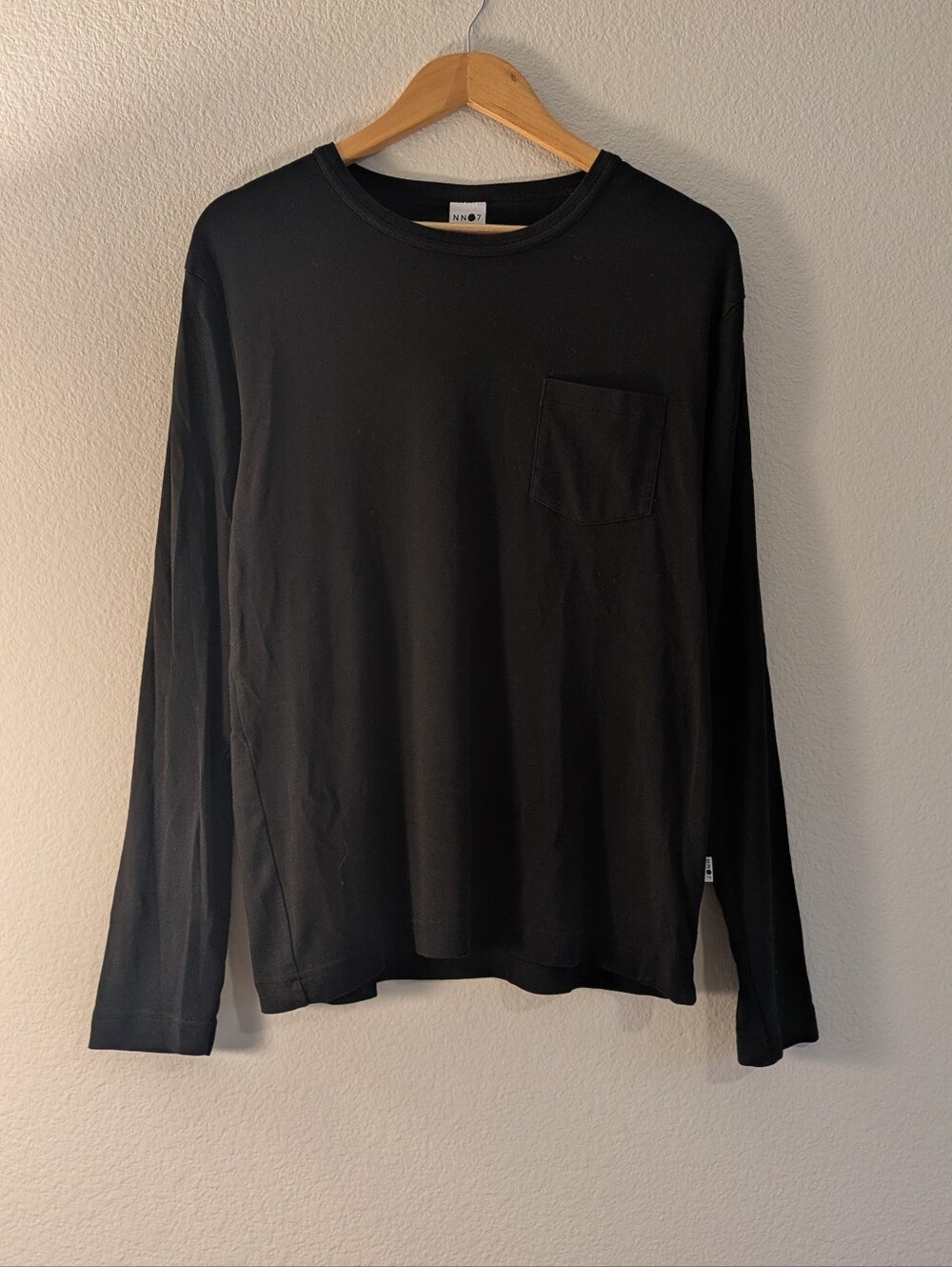 Men's NN07 black Long Sleeve Pocket T-shirt